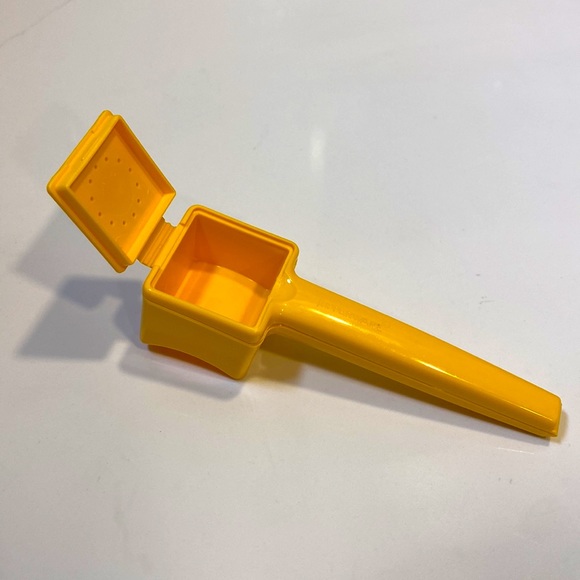 Vintage Tupperware Corn Hugger Butter & Salt Shaker - Picture 4 of 5